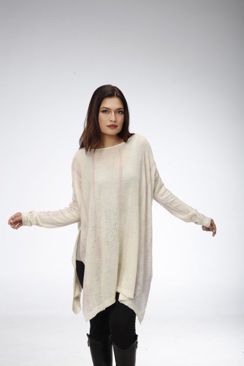 Everest Cashmere: Woman in a light-colored, long-sleeved tunic